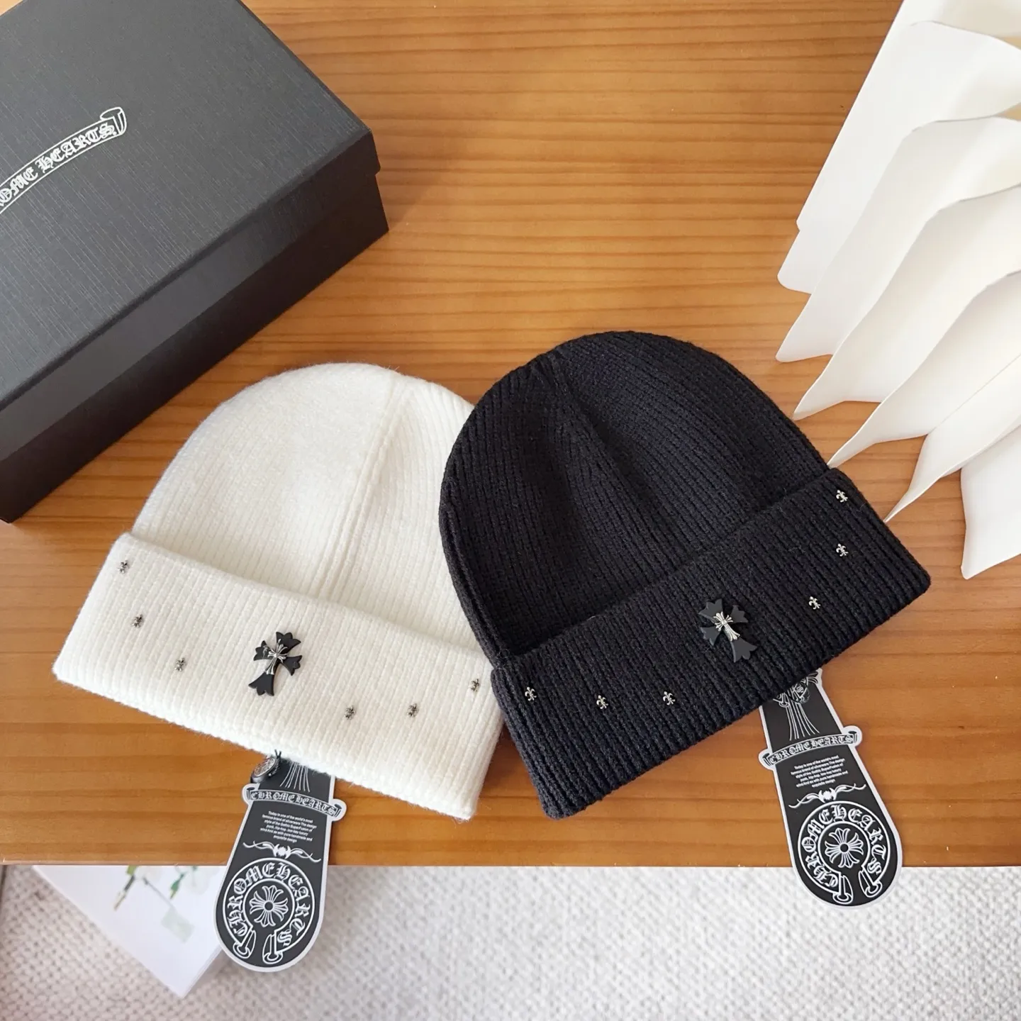 💰60 Crow Heart Autumn and Winter Wool Knitted Beanie This must be a favorite of minimalism. It is clean, neat, fashionable and versatile, and will definitely not be picky about your face shape! A fashionable classic that lasts forever! Fashionable black and white can be purchased together!